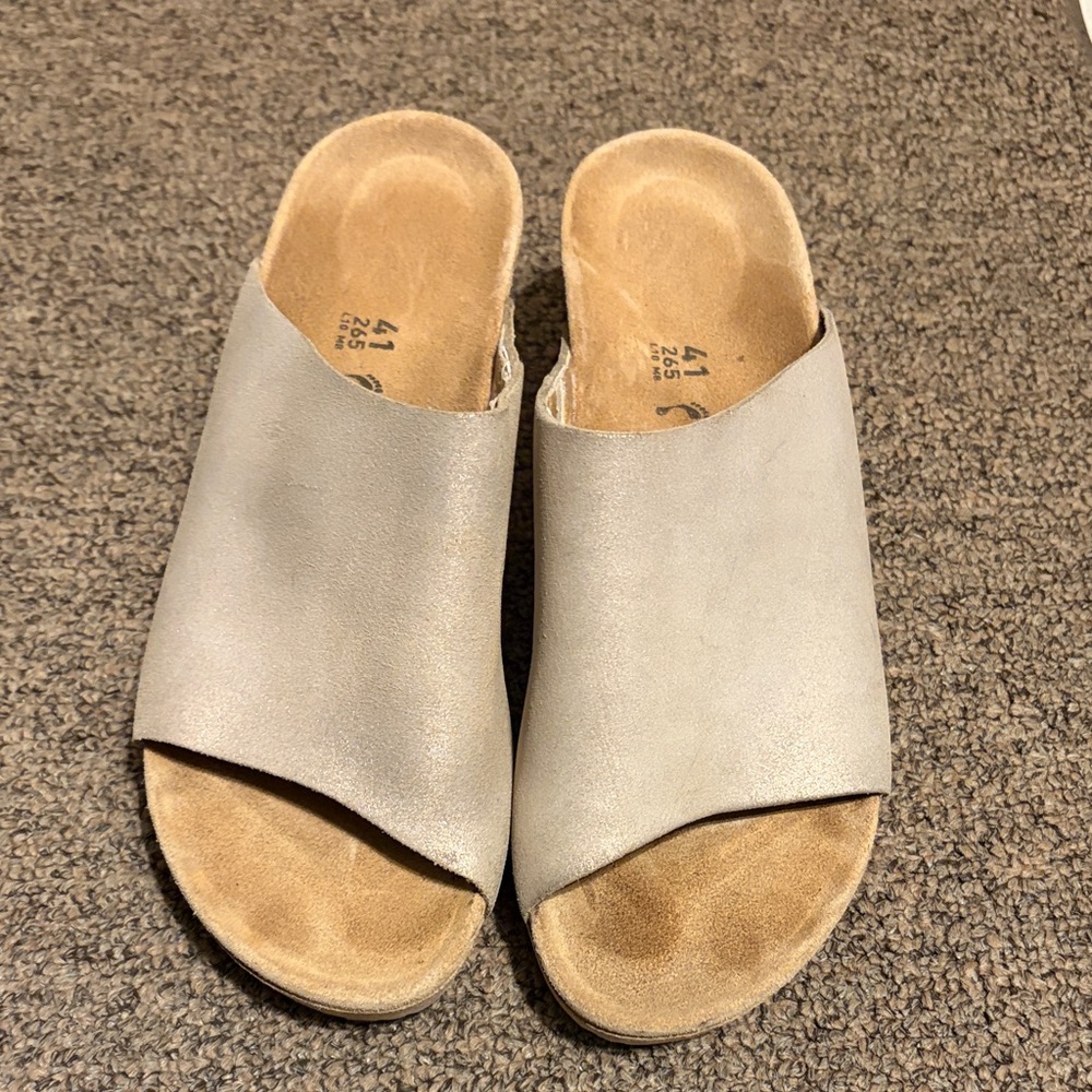 Papillo Namica Wedge Heel Slide in Gold
Leather  size 41